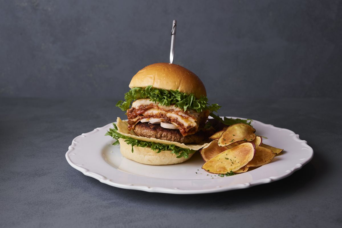 「和牛100％！粗挽きボロネーゼのラザニアバーガー」1980円（パスタ&ピッツァ ウオタ）