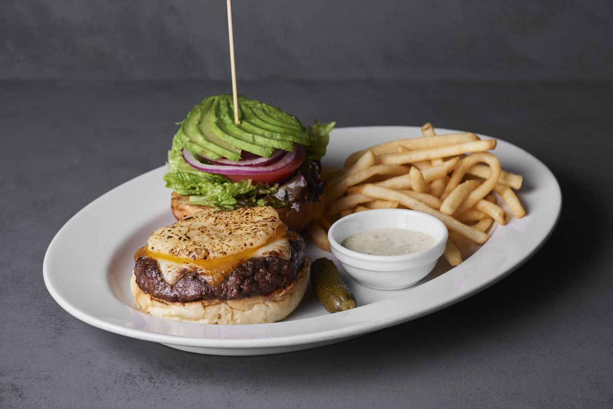 「21日間熟成 ブラックアンガス牛 アボカド＆クアトロフォルマッジバーガー」2500円（37 ステーキハウス ＆ バー）