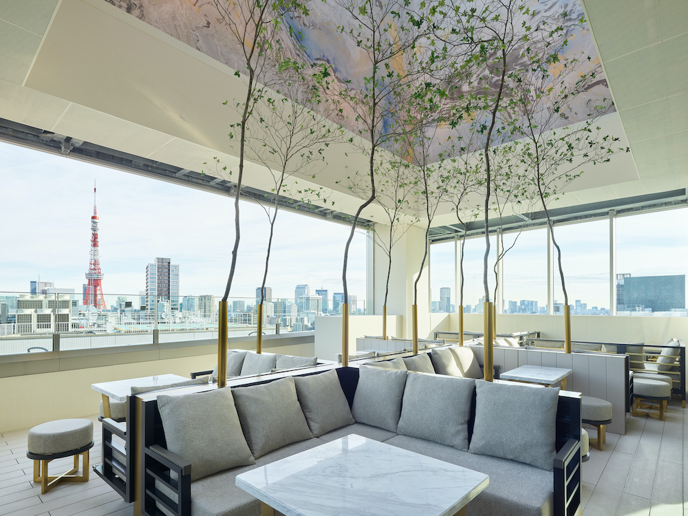 見上げると六本木の空が広がる、吹き抜けになったテラス席