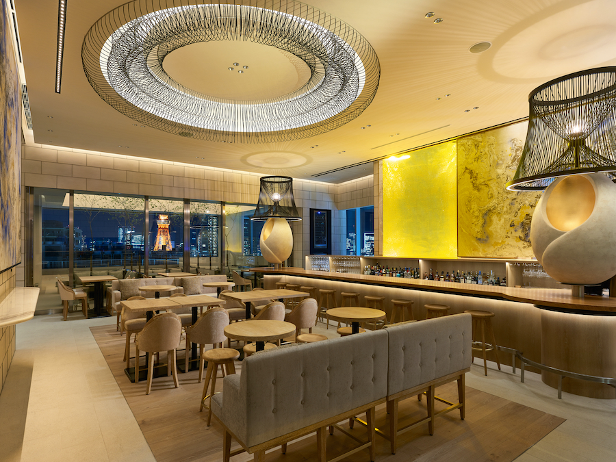 バー&ラウンジも天井が高く開放的