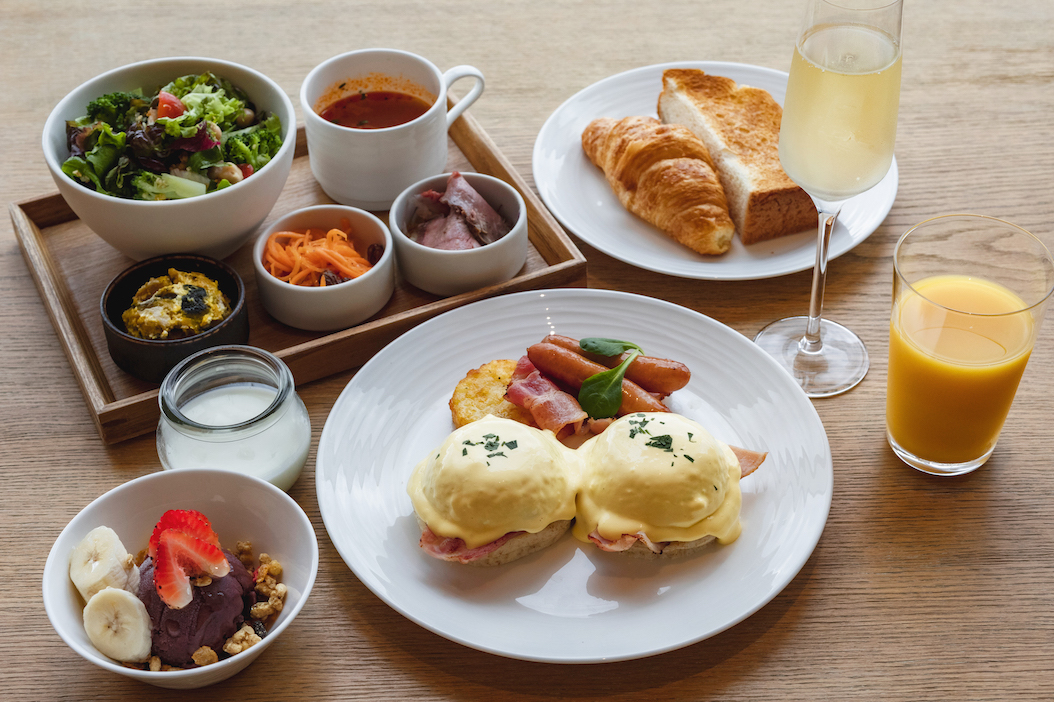 BREAKFAST 2800円。写真はエッグベネディクト オランデーソース