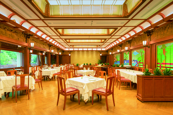  芦ノ湖など、箱根の景色を描いたステンドグラスに囲まれた、優美な空間