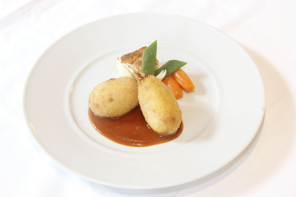 トマトソースまたはタルタルソースでいただく「蟹クリームコロッケ」