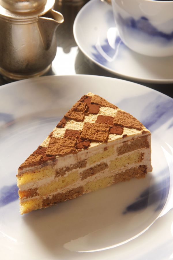 「マーブルケーキ寄木細工風」1100円（スイーツセットは2500円） 約60年前のレシピを再現。メイプル、ナツメグ、シナモンが香ります