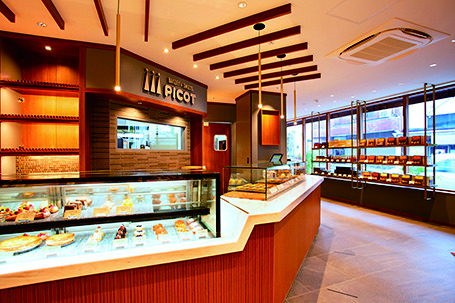  スタイリッシュな店内に、商品をディスプレイしています