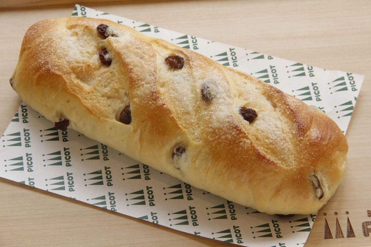 ミニ・レーズンパン400円 牛乳を煉り込んだ生地にレーズンがぎっしり詰まっています