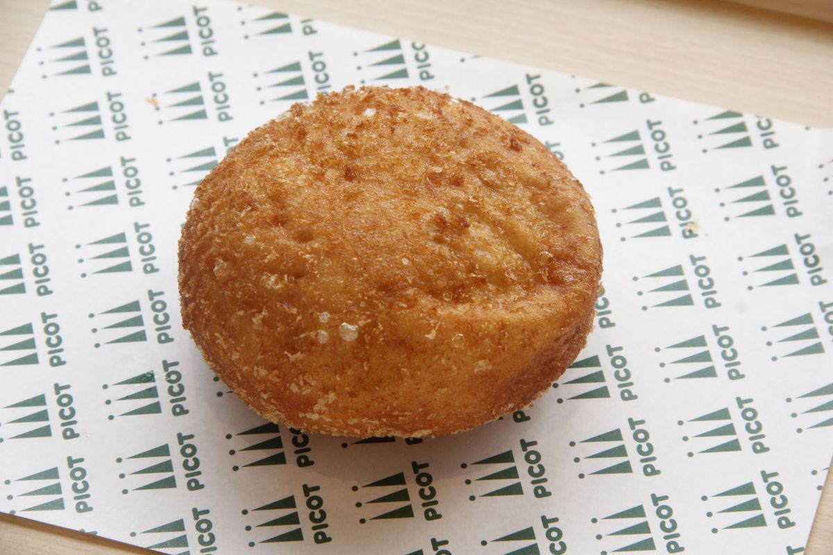 クラシックカレーパン350円 ホテル伝統のカレーをアレンジしたものが入る人気商品です