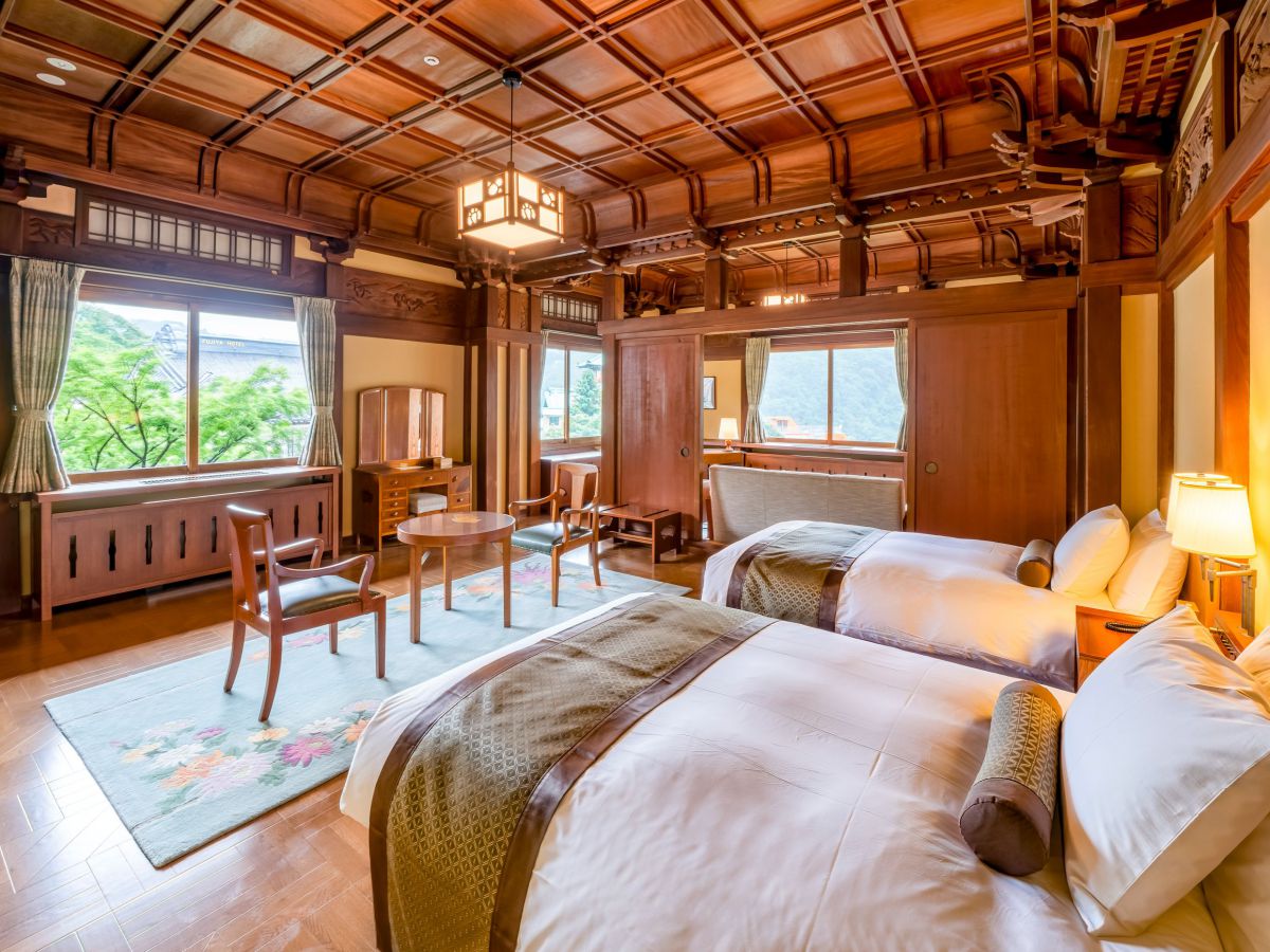 「ヘリテージルーム菊」は著名人が宿泊した3階の角部屋です