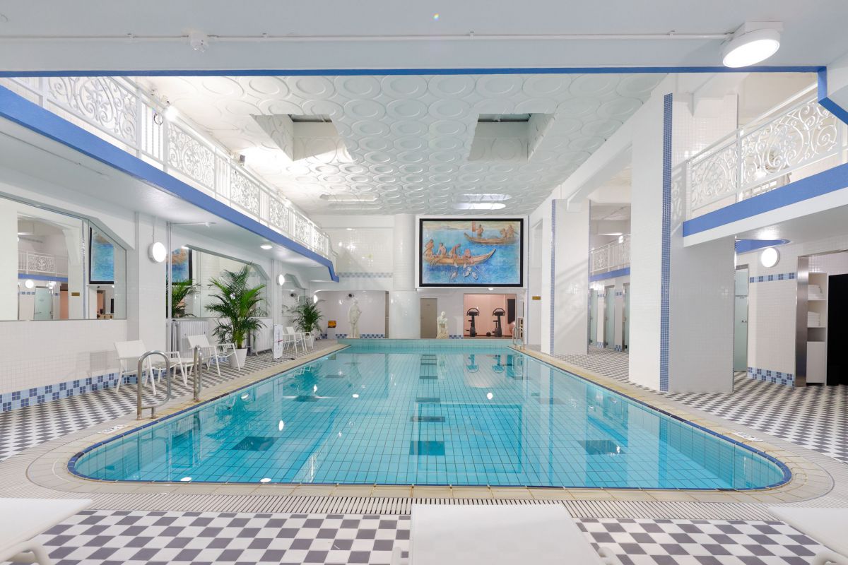 クラシカルな趣の温水プールです。水着は持参するか購入して