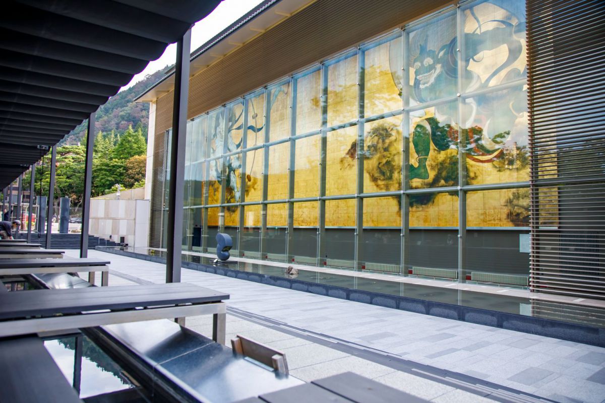 日本画家・福井江太郎氏が手書きした、縦12ｍ、横30ｍの大壁画