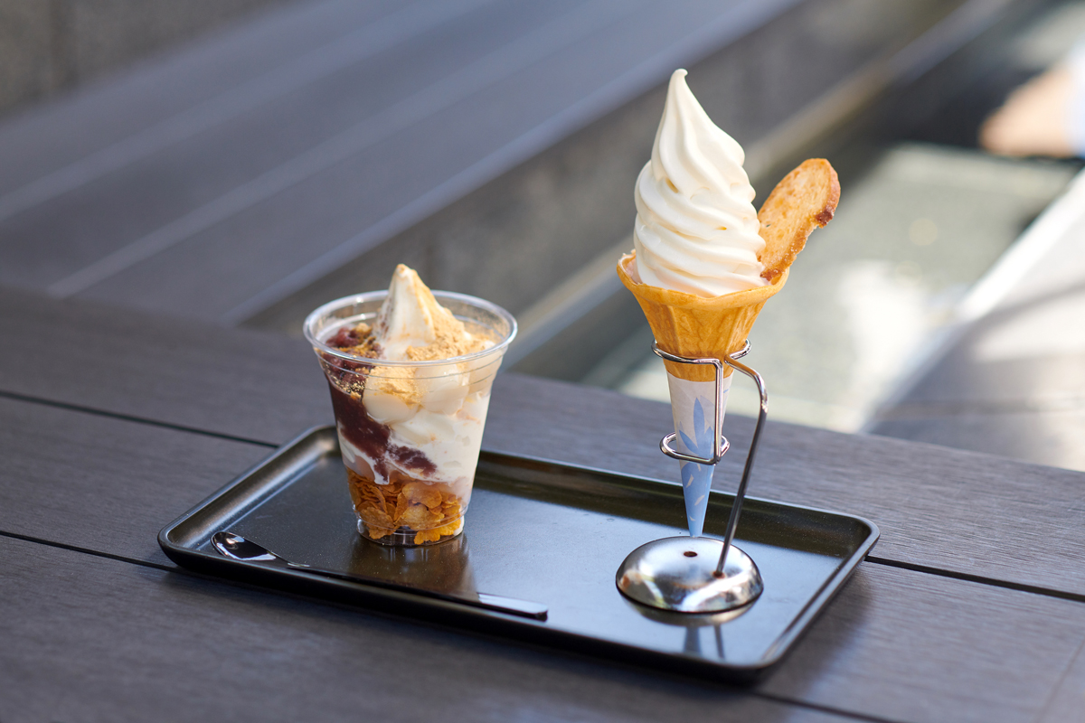 プレミアム和パフェ800円（左）、プレミアムソフトクリーム400円（右）