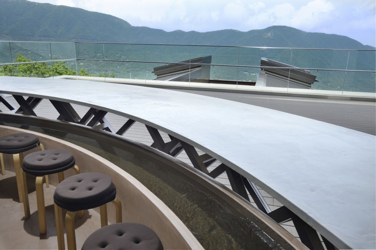 早雲山の源泉から引いた温泉で満たされている足湯