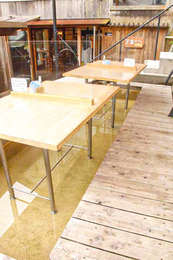 宮ノ下駅のすぐそばで、旅行者たちの交流の場に