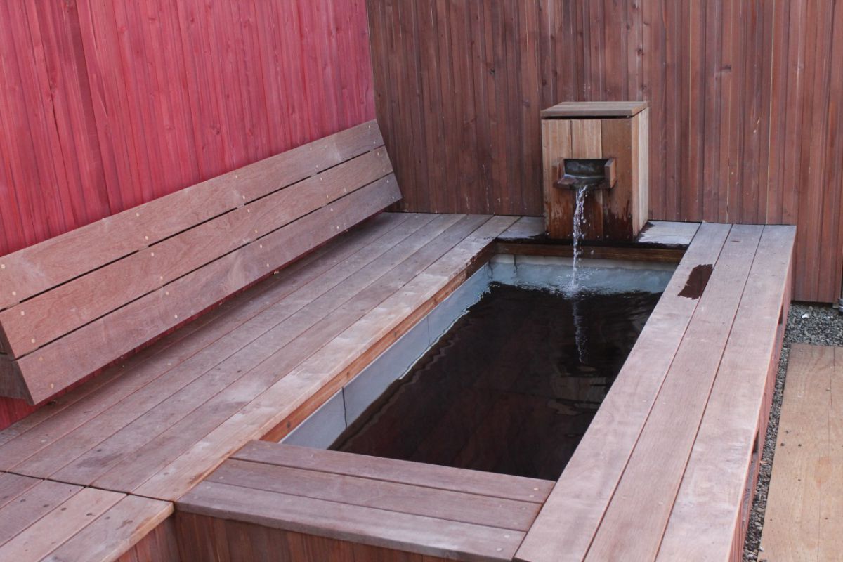  足湯は大人2～3人が入れるスペースです