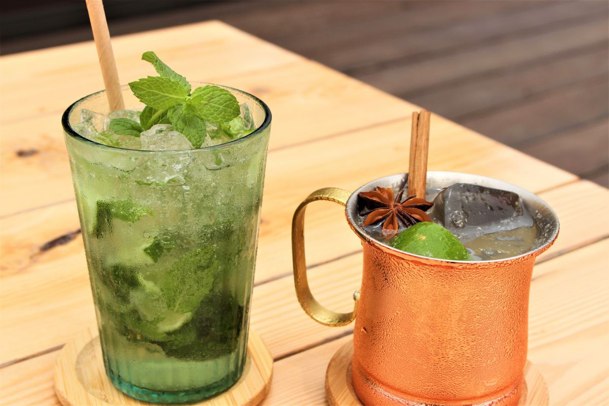 淡路島ミントのノンアルコールモヒート（左）/ 自家製ジンジャエールのモスコミュール（右）各825円
