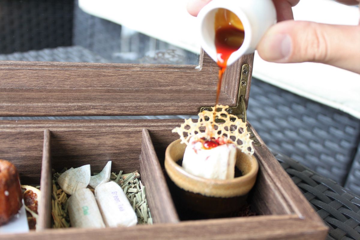 繊細なフォルムのミニヌガーグラッセ