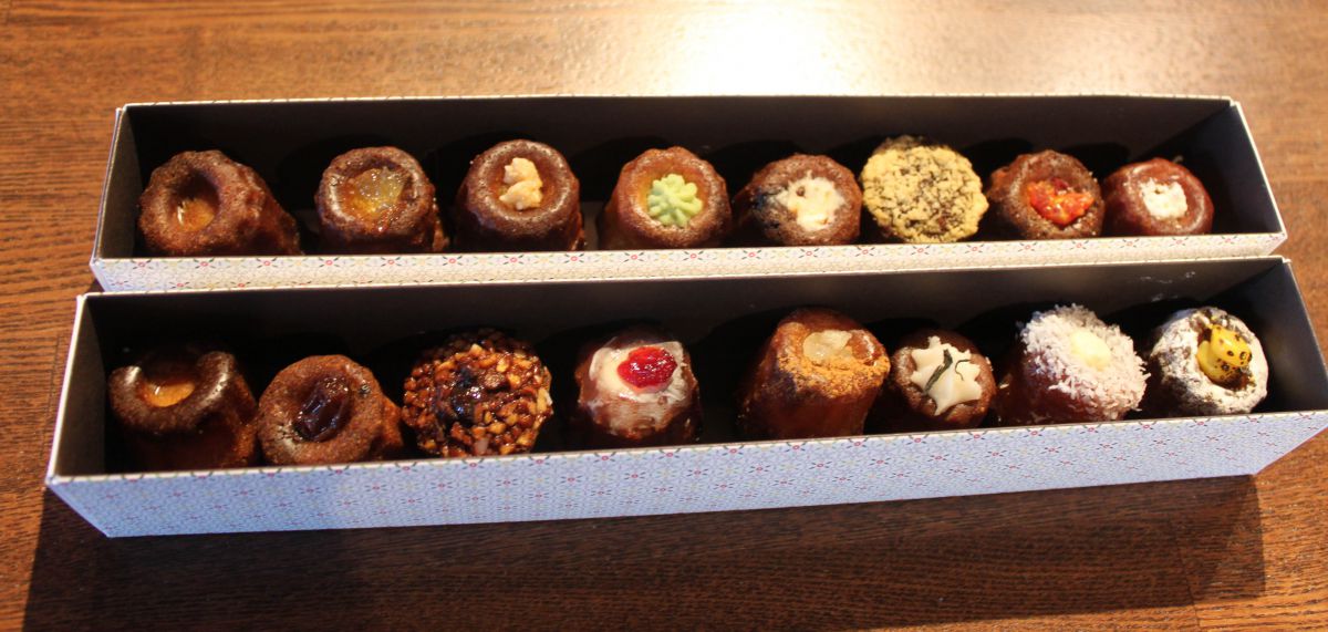 ハナカヌレBOX（手前） おつまみカヌレBOX（奥）各1650円（8個入り）