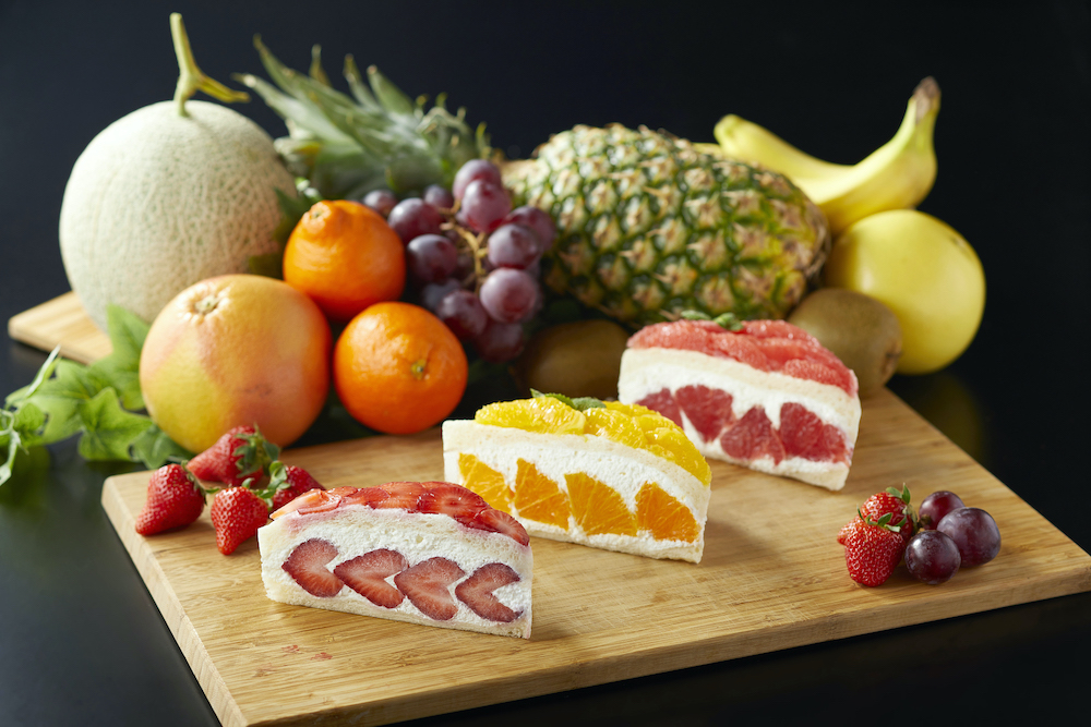 イチゴ厚盛りサンド918円ほか