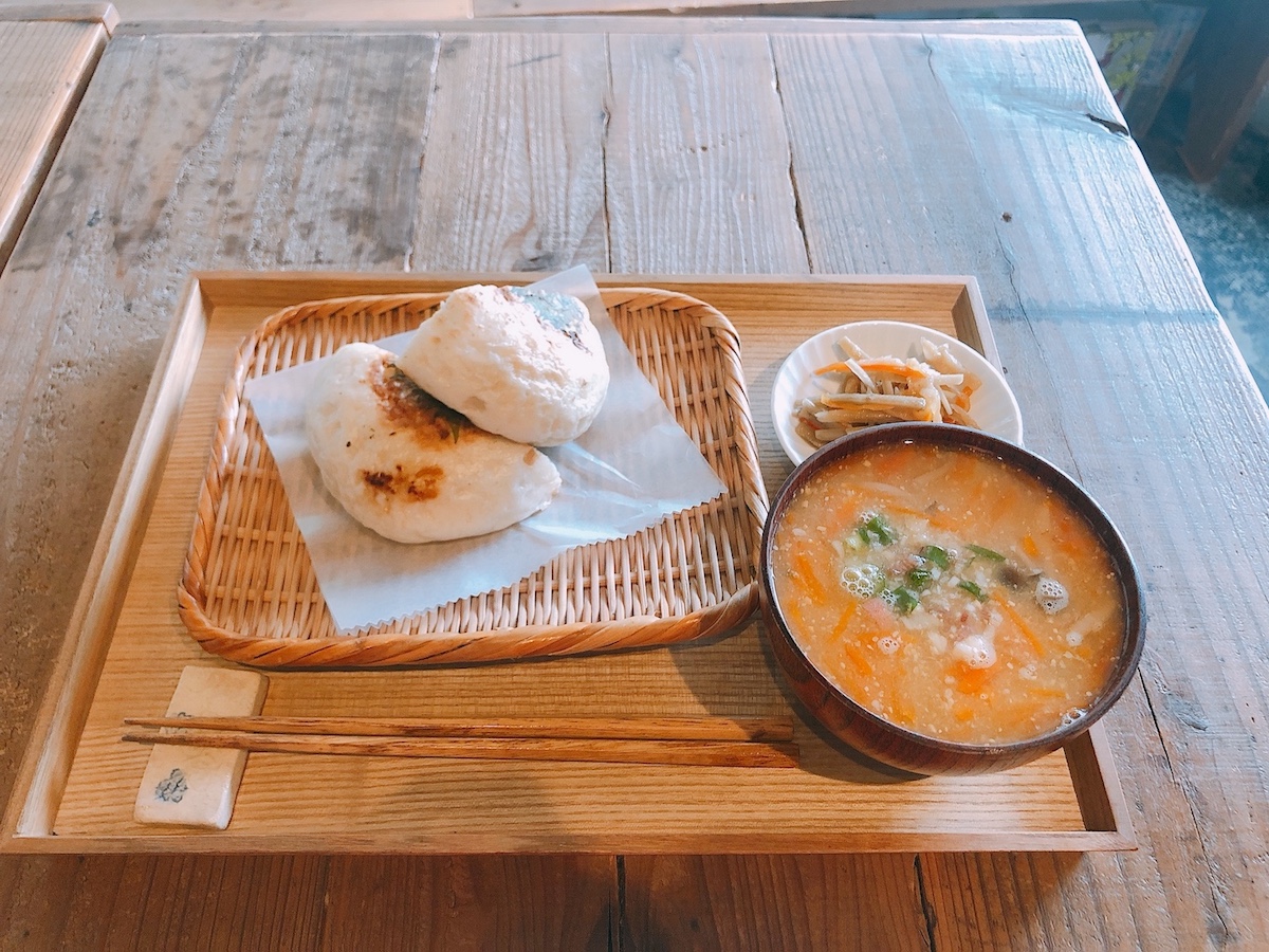 「f-on」の「本日のおやき」「お味噌汁」