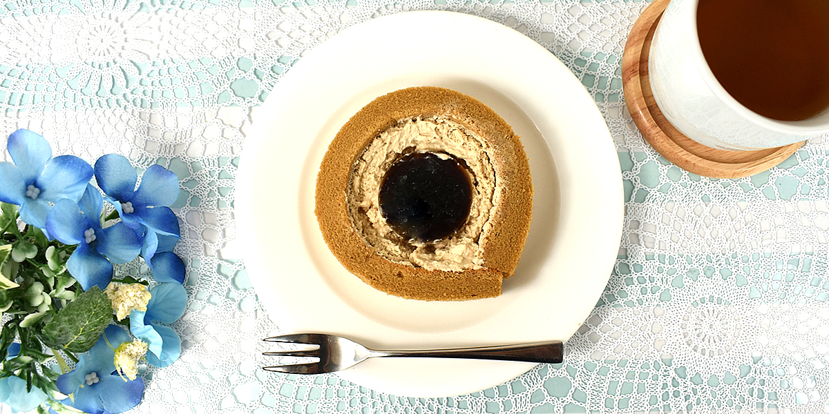 ローソン、黒糖ロールケーキ（沖縄県産黒糖の黒蜜使用）