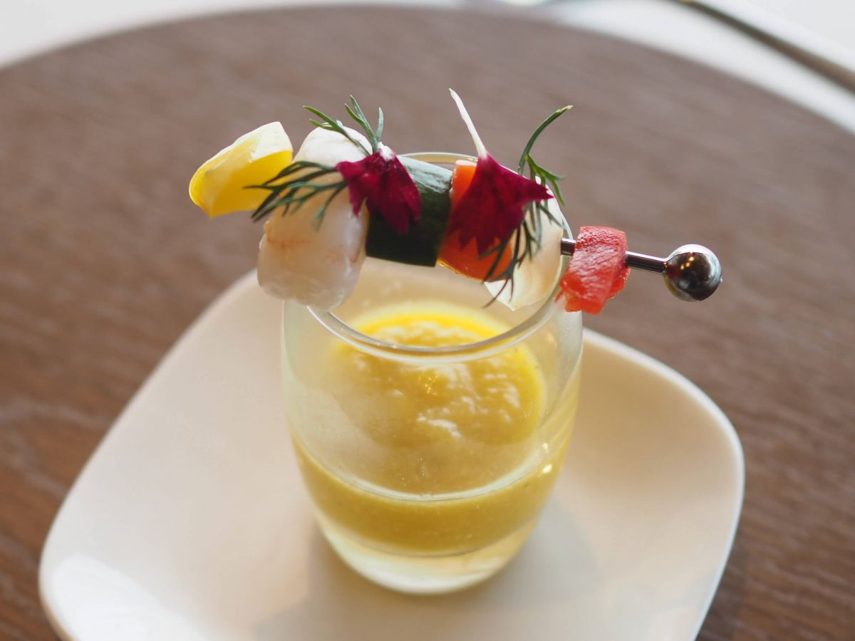 マンゴーのガスパチョ　海老、サーモン、ピクルスのピンチョス
