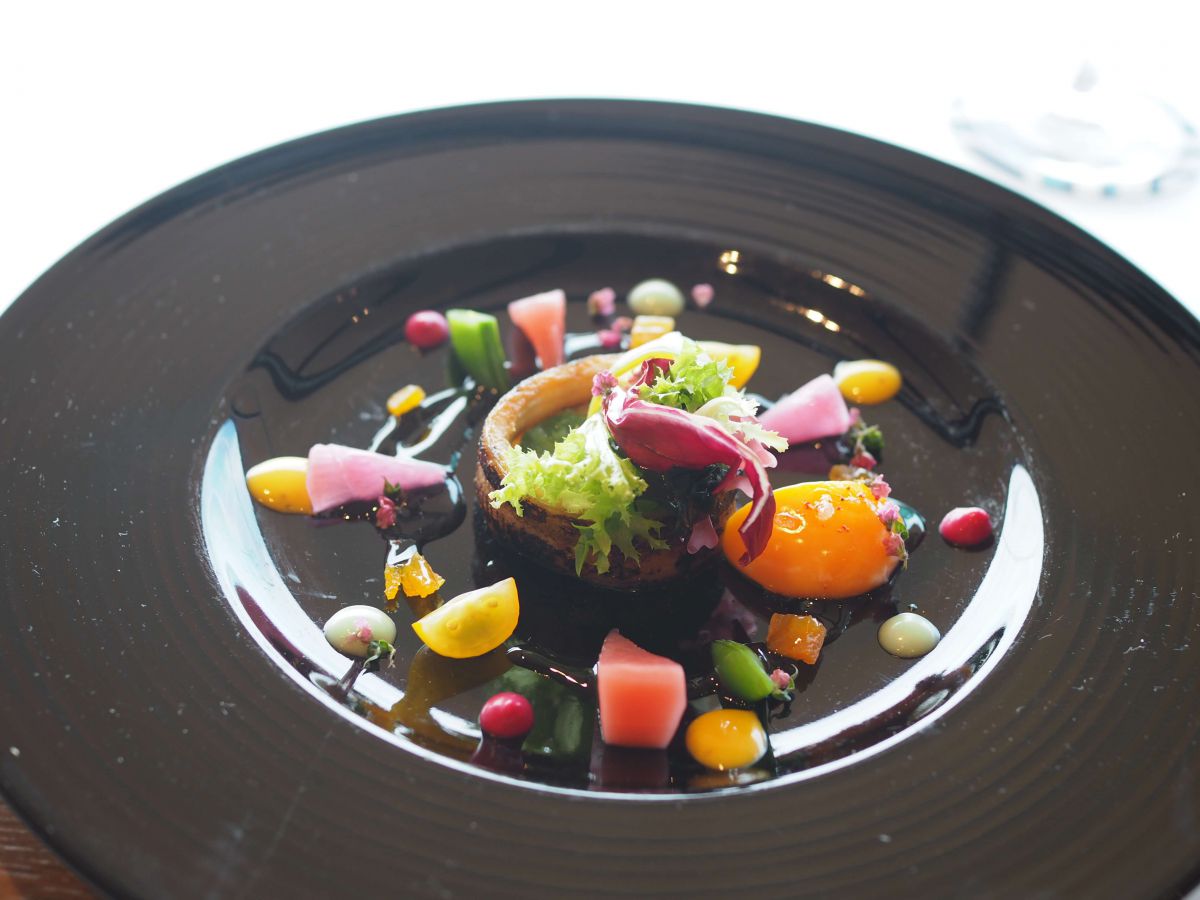 穴子と翡翠茄子のカラメリゼ、海藻と彩菜のブーケ　杏子と卵黄のコンフィに白バルサミコのソース　花穂紫蘇を散りばめて