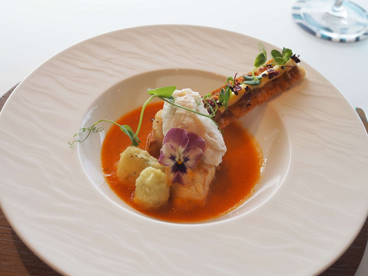 スープ・ド・ポワソン、帆立のクネルのアラネージュ 新生姜のルイユとオリーブのタルティーヌ そら豆とクールジェットのベニエ