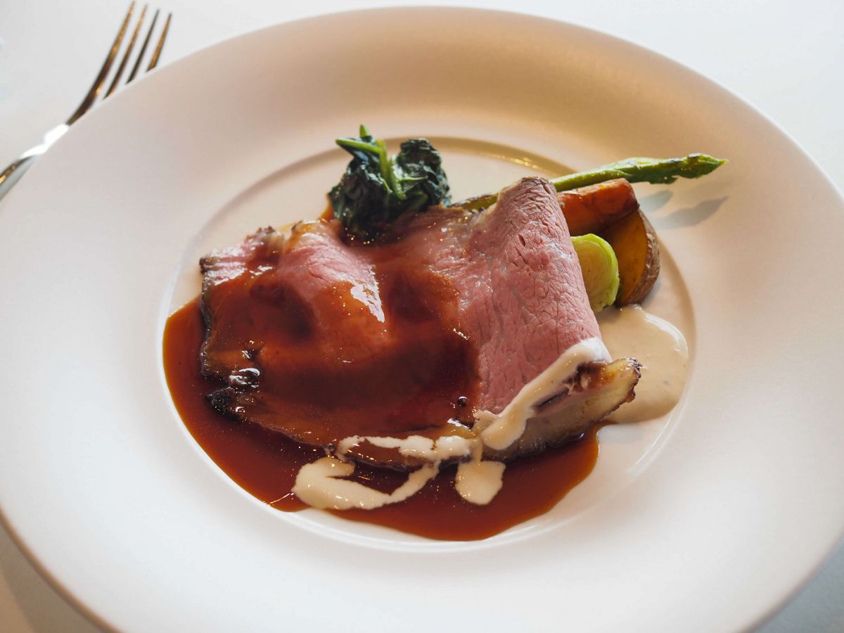 国産牛サーロインのローストビーフ グレイヴィーソースとレフォールクリーム 旬のお野菜を添えて