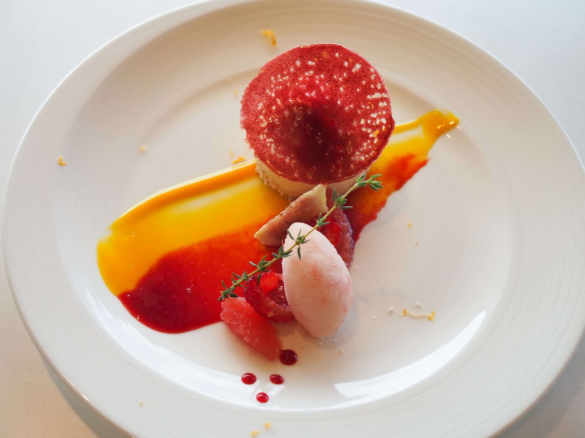 イチジクとココナッツのムース、マリブの香り ピンクグレープフルーツのソルベにフランボワーズのビューレ