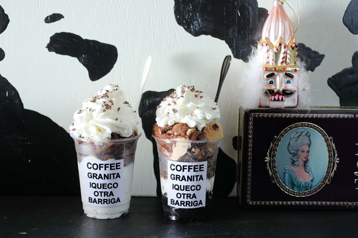 左から「コーヒーグラニータ」（M)800円、「コーヒーグラニータ＋コーヒーゼリー・ティラミス」（M）1100円