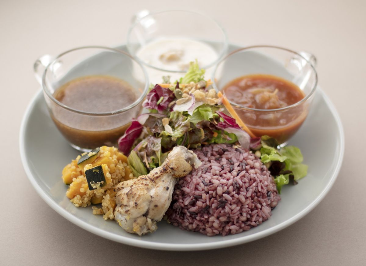 3種のスープのよくばりプレート（イートイン1386円／テイクアウト1360円）