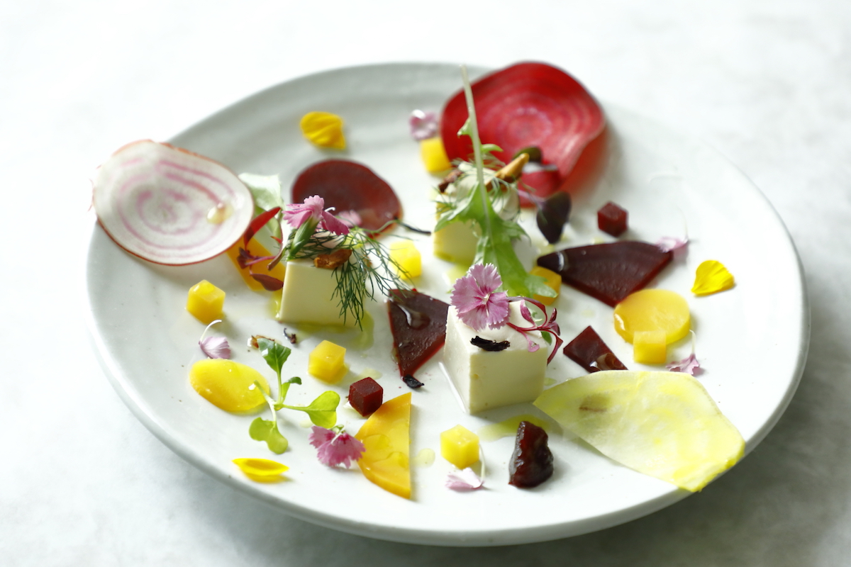 前菜：豆腐とビーツのデクリネゾン エディブルフラワーを添えて