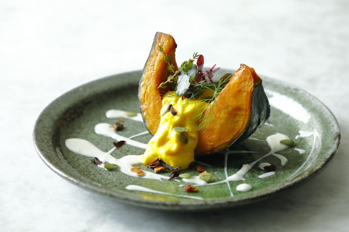 温前菜： かぼちゃのロースト 西洋わさびのソース かぼちゃのエスプーマとともに ソフトピーチの香り