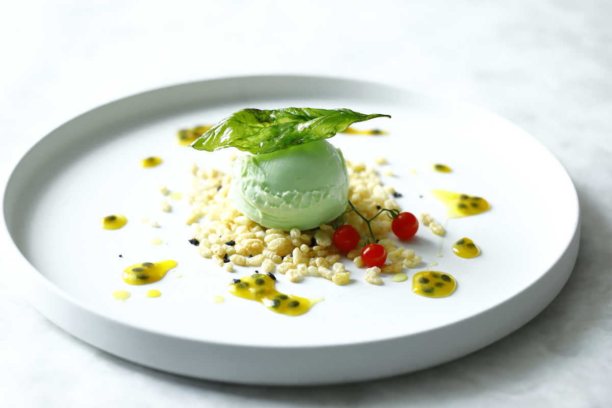 デザート： バジルのソルベ パッションフルーツのソースとともに