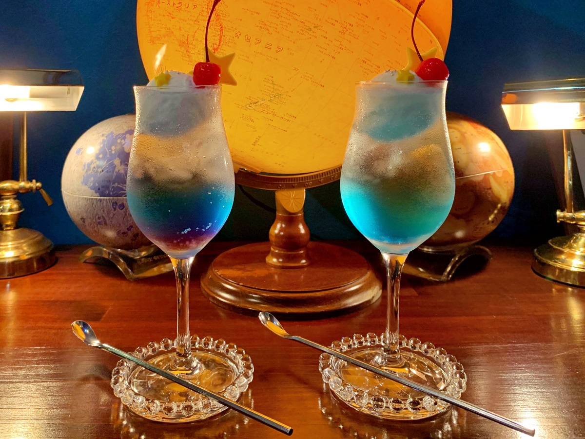 写真左より、「宙色のクリームソーダ」、「海色のクリームソーダ」各770円 
