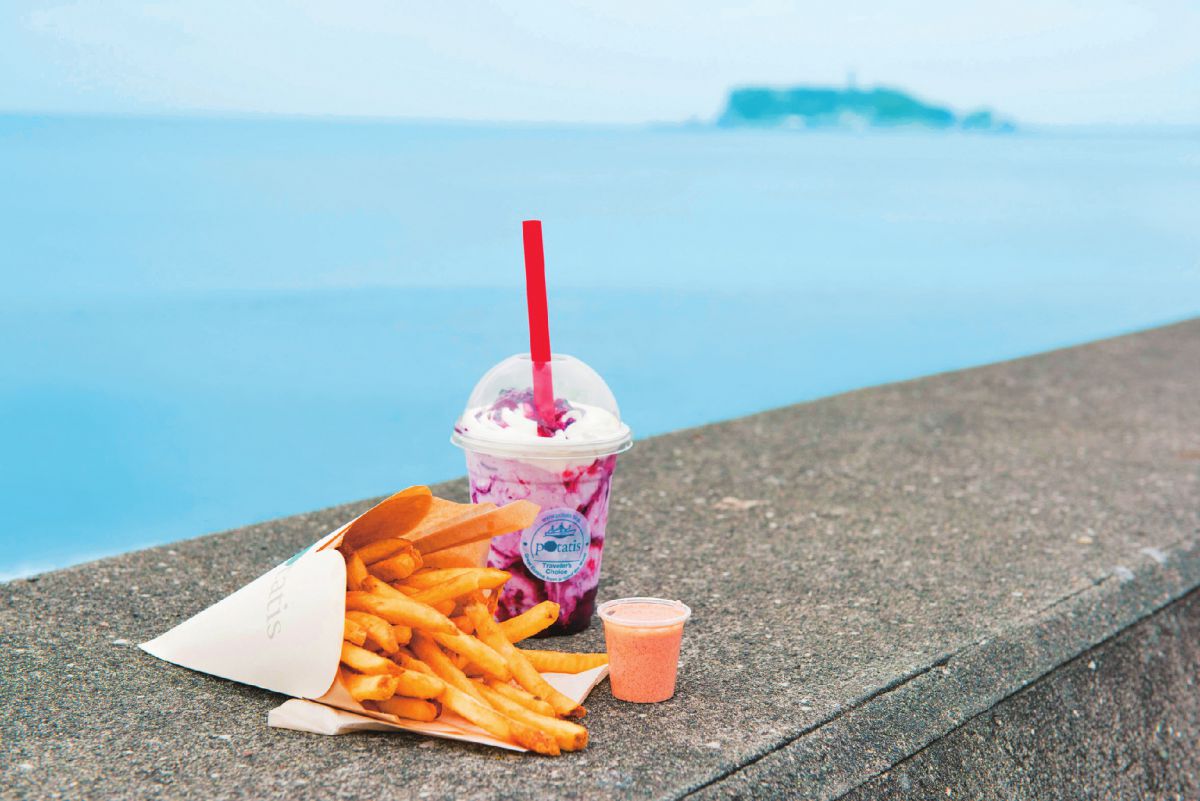 フライドポテトM550円、L650円。シェイク400円～