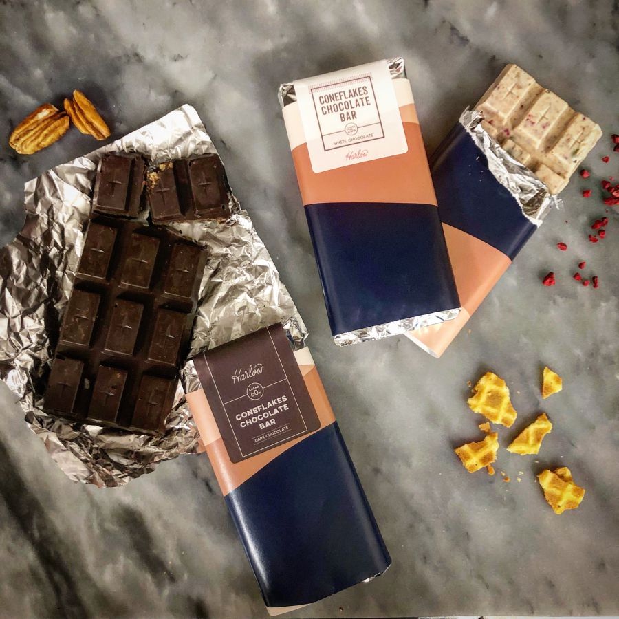 「コーンフレークチョコレートバー」（左「ダークチョコレート」右「ホワイトチョコレート」）各560円