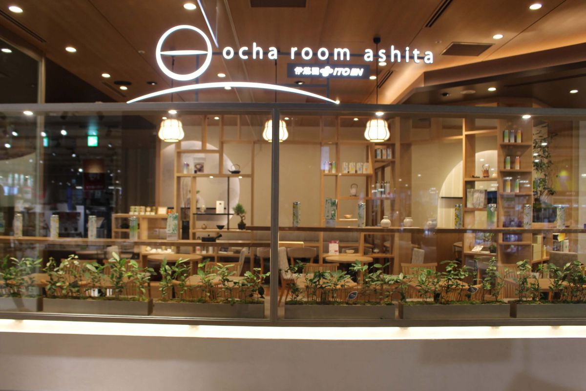 木を基調とした、温かみと開放感ある店内