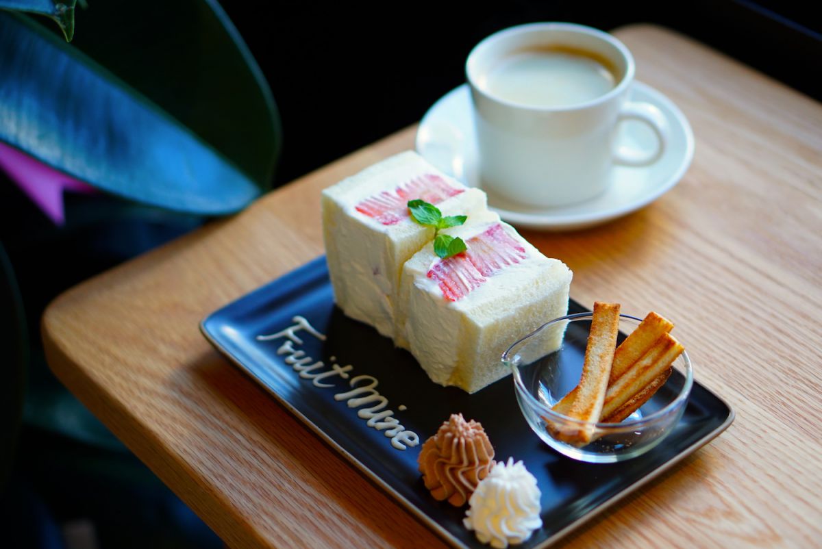 「フルーツサンド恋姫スタンダード、パン)」1290円、「ホットコーヒー」250円