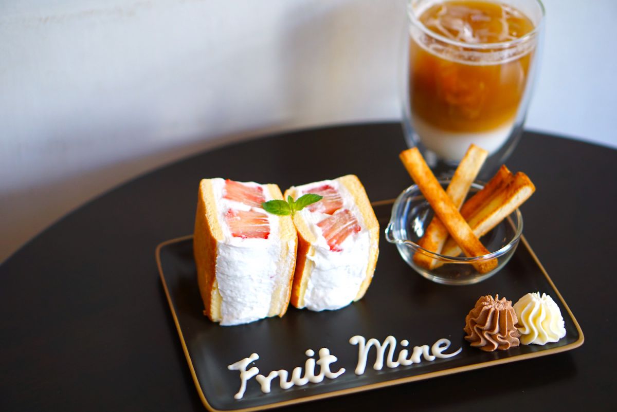 「フルーツサンド恋姫（乳酸菌、スポンジケーキ）」1440円、「アイスカフェラテ」300円
