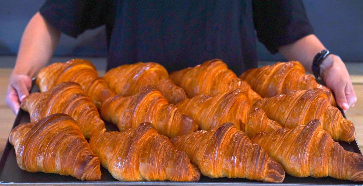 海が見える「ZEBRA Coffee & Croissant横浜店」で 巨大クロワッサンと絶品コーヒーに舌鼓