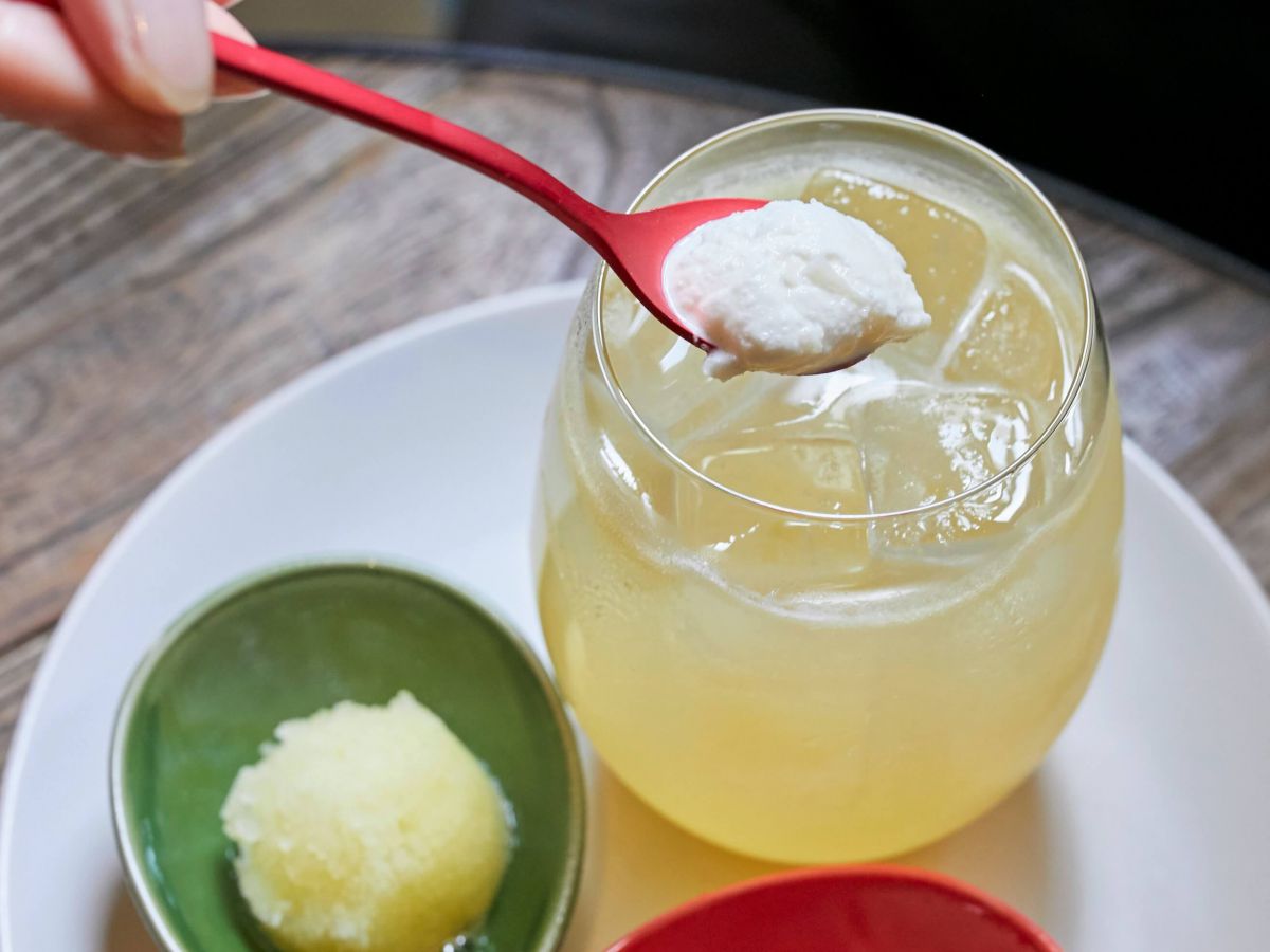 緑色のお皿に入っているのは、メロン果肉たっぷりのメロンソルベ