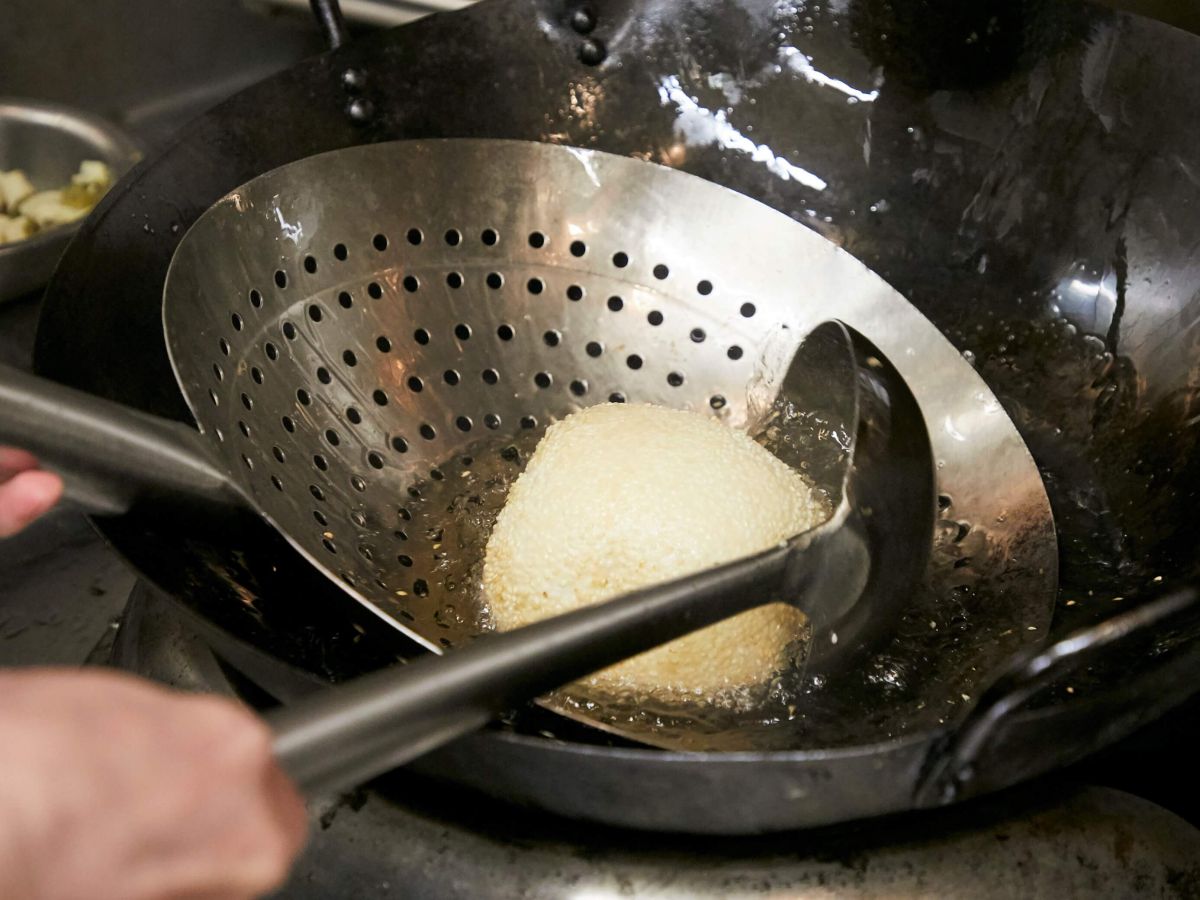 タネを油のなかに入れて、くるくると油をかけながら回すと…