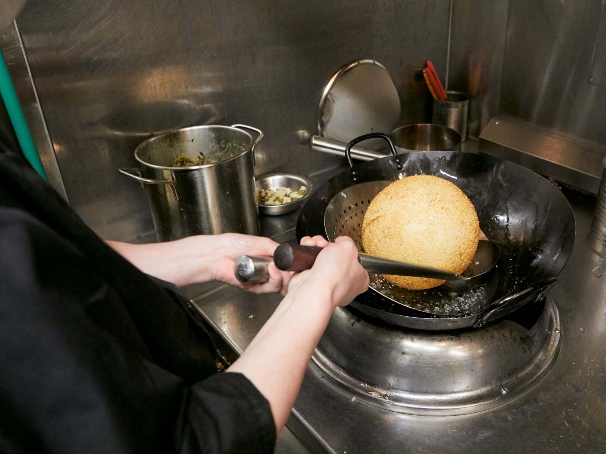 みるみるうちに球体に！さらに同じ作業を数分繰り返すと…