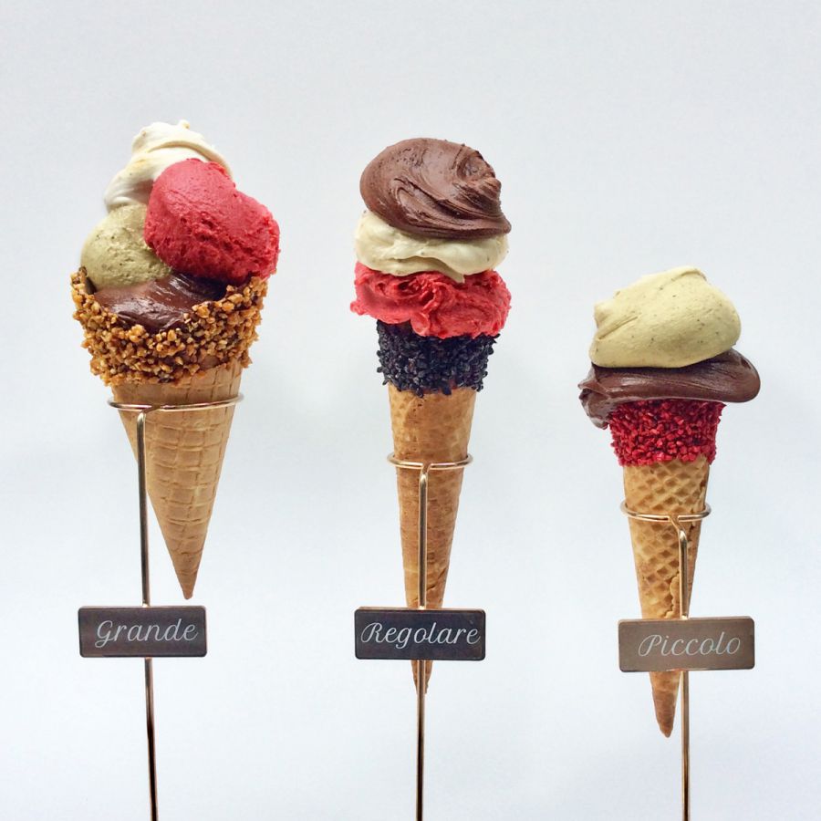 （右）ピッコロ（S) 2フレーバーまで。テイクアウト702円、イートイン715円 （中央）レゴラーレ（M)  3フレーバーまで。テイクアウト864円、イートイン880円 （左）グランデ（L） 4フレーバーまで。テイクアウト1,080円、イートイン1,100円