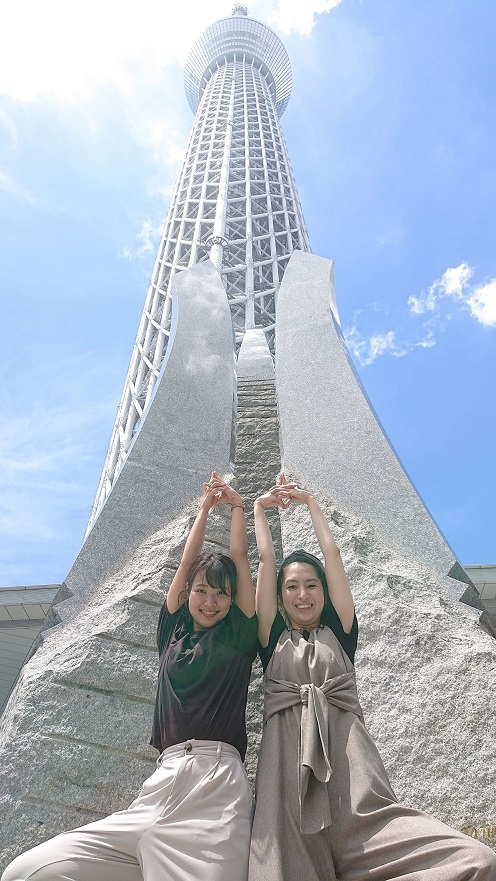 東京スカイツリータウン®1階ソラマチひろばで「SKYTREE®ポーズ」で記念撮影を　©TOKYO-SKYTREE