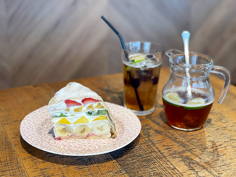 「フルーツフルーツミルクレープ」（お茶付き） 1870円