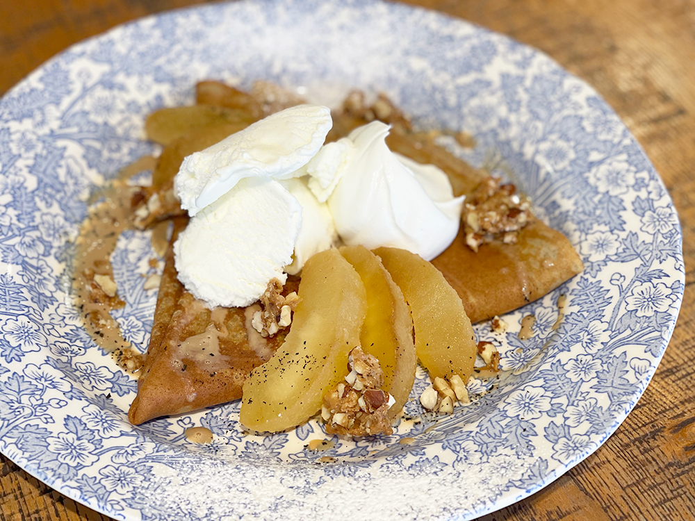 「発酵バターとライ麦粉のクレープ 自家製ミルクティーソース 焼きりんご&マスカルポーネ」（お茶付き） 1705円