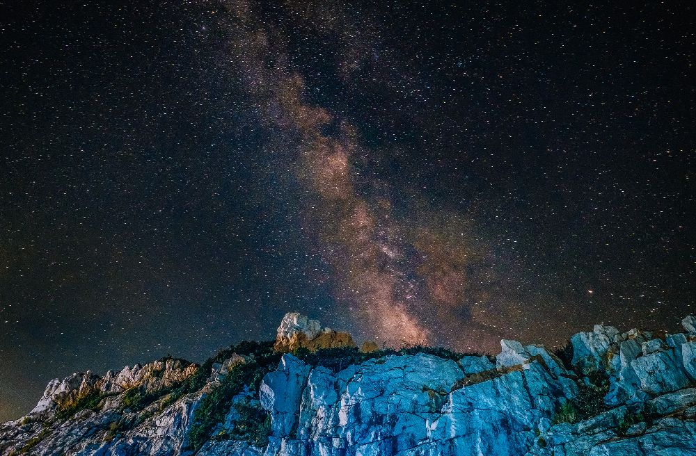 肉眼で天の川が見えるほど美しい星空も話題に！