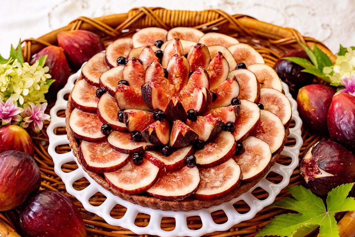 グランフロント大阪店限定「兵庫県川西産いちじく“朝採りの恵み”とチョコレートクリームのタルト」ピース896円、ホール（25cm）8964円